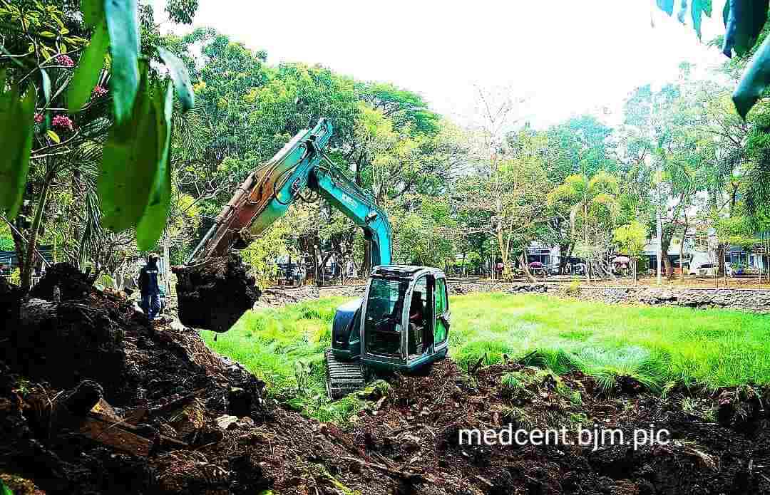 Kolam Taman Kamboja Banjarmasin Kembali Dikeruk untuk Retensi Air