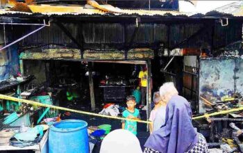 15 Bangunan Terdampak, Pemko Banjarmasin Salurkan Bantuan Kebakaran Pasar Lama 15 Bangunan Terdampak, Pemko Banjarmasin Salurkan Bantuan Kebakaran Pasar Lama