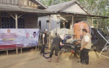 Anggota Komisi IX DPR RI Berikan Bantuan Air Bersih Pada Masyarakat Terdampak Kekeringan di Kalimantan Selatan