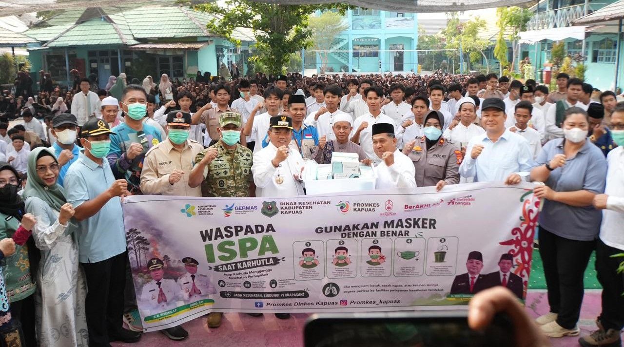 Cegah Dampak Asap Karhutla, Dandim 1011/KLK Bersama Pemkab Kapuas Bagikan Masker Lewat Program WASPADA ISPA