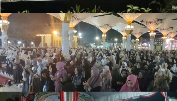 Ribuan Jamaah Padati Halaman Masjid Agung Al Mukaram Kapuas