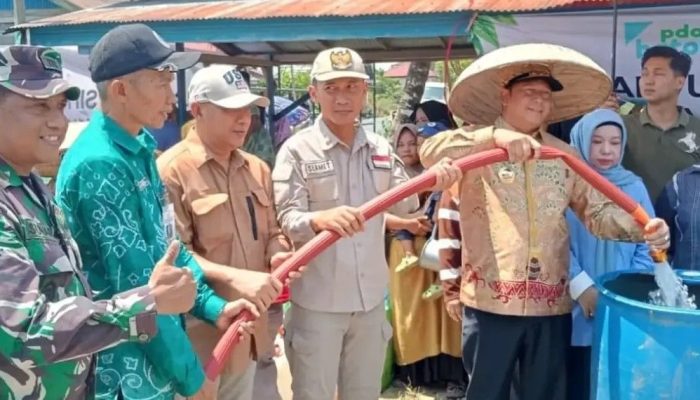 Air Asin Ganggu Warga Tabunganen, Pemkab Batola Salurkan Air Bersih