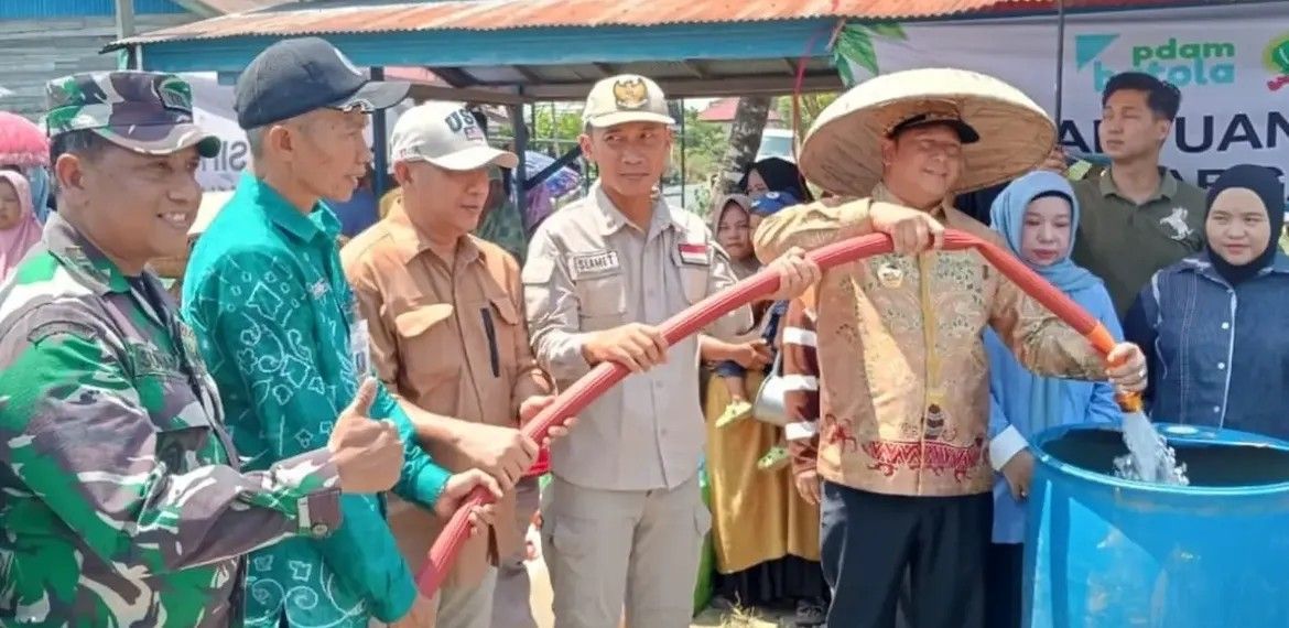 Air Asin Ganggu Warga Tabunganen, Pemkab Batola Salurkan Air Bersih
