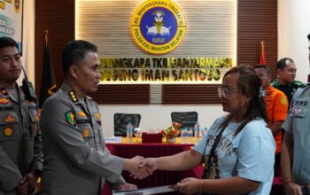 Tim DVI Polda Kalsel Berangkatkan Jenazah Korban KM Virgo Transport 8 untuk Dimakamkan