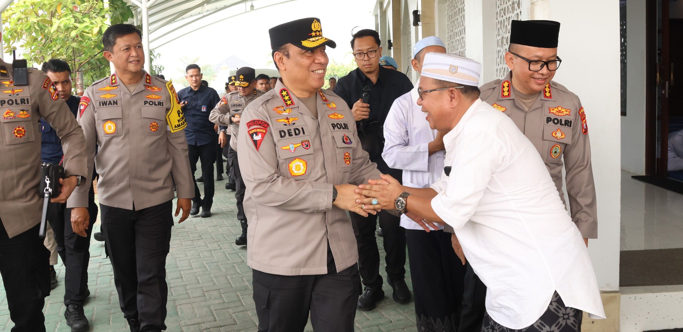 Singgah di Masjid Natabel Jannah, Wakapolri Komjen Dedi Prasetyo Berbagi Santunan dan Jumat Berkah