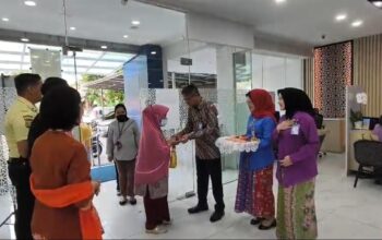 Semarak Hari Pelanggan Nasional, BRI BO Tanjung Priok Sambut Nasabah Hangat dalam Balutan Wastra Nusantara Semarak Hari Pelanggan Nasional, BRI BO Tanjung Priok Sambut Nasabah Hangat dalam Balutan Wastra Nusantara