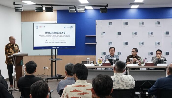 Dubes India Sandeep Chakravorty Soroti Penguatan Hubungan Strategis India-Indonesia melalui BRICS dalam IIFA Discussion
