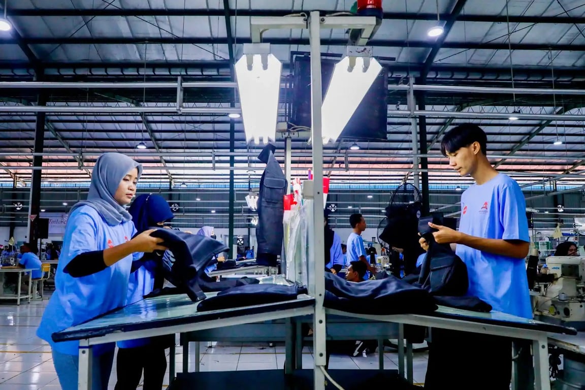 Akarsa Garment Indonesia: Solusi Penjahit Pakaian Pria Kustom Terpercaya di Jakarta Selatan