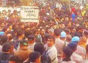 Massa Jebol Pagar DPRD Kalsel, Tuntut Status Bencana Nasional untuk Karhutla Massa Jebol Pagar DPRD Kalsel, Tuntut Status Bencana Nasional untuk Karhutla