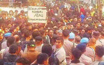 Massa Jebol Pagar DPRD Kalsel, Tuntut Status Bencana Nasional untuk Karhutla Massa Jebol Pagar DPRD Kalsel, Tuntut Status Bencana Nasional untuk Karhutla