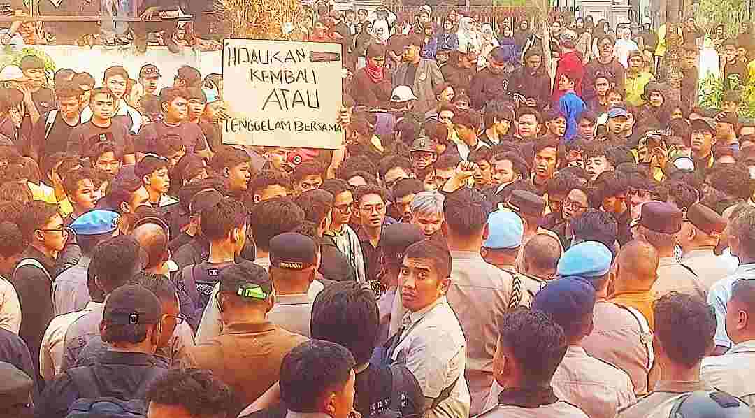 Massa Jebol Pagar DPRD Kalsel, Tuntut Status Bencana Nasional untuk Karhutla