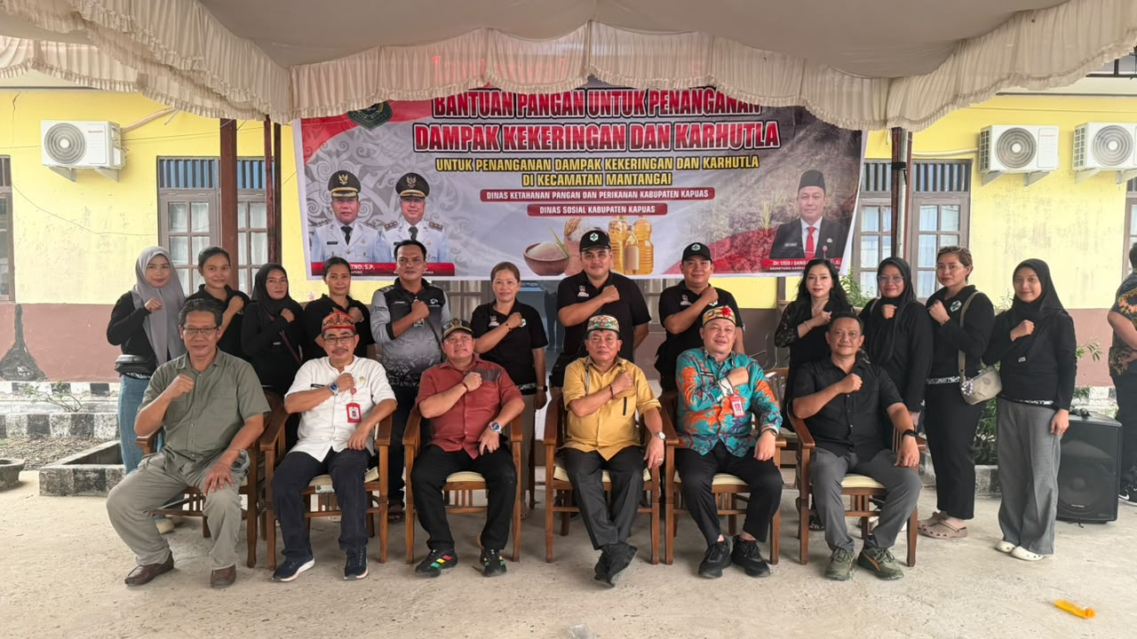 Bupati Kapuas Salurkan Bantuan untuk Warga Terdampak Kekeringan dan Karhutla di Mantangai