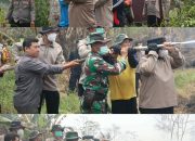 Kapolres Kapuas Turun Langsung Padamkan Karhutla di Pangkalan Rekan, Cegah Api Mendekati Permukiman Warga Kapolres Kapuas Turun Langsung Padamkan Karhutla di Pangkalan Rekan, Cegah Api Mendekati Permukiman Warga