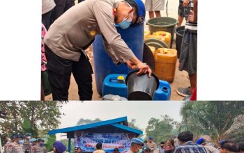 Wadirpolairud Polda Kalteng Bagikan Air Bersih kepada Masyarakat yang Terdampak Karhutla