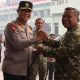 HUT TNI ke-81, Kapolda Kalteng Bersama Pejabat Utama Beri Kejutan Kue Ulang Tahun untuk Kodam XXII Tambun Bungai