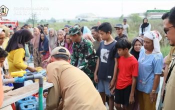 Pemkab Batola Salurkan 10 Ribu Liter Air Bersih untuk Warga Pulau Alalak