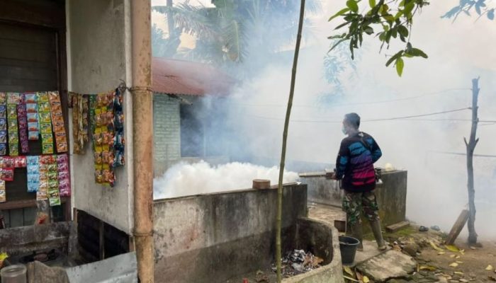 Peduli Kesehatan Lingkungan, PTPN Group melalui Unit Riset Sungei Putih PT RPN Berkolaborasi Lakukan Fogging