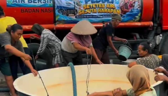 Kekeringan di Banyumas, Bank Mandiri Taspen Bantu Penuhi Kebutuhan Air Bersih Warga