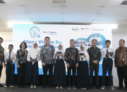 PT Rohto Laboratories Indonesia hadirkan kembali kegiatan ROHTO PEDULI – “Joy of Seeing – A Healthy Future for All” dengan membagikan 1.500 kacamata gratis bagi siswa SD dan SMP serta 500 kacamata gratis bagi para lansia & operator pabrik.