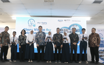 PT Rohto Laboratories Indonesia hadirkan kembali kegiatan ROHTO PEDULI – “Joy of Seeing – A Healthy Future for All” dengan membagikan 1.500 kacamata gratis bagi siswa SD dan SMP serta 500 kacamata gratis bagi para lansia & operator pabrik.