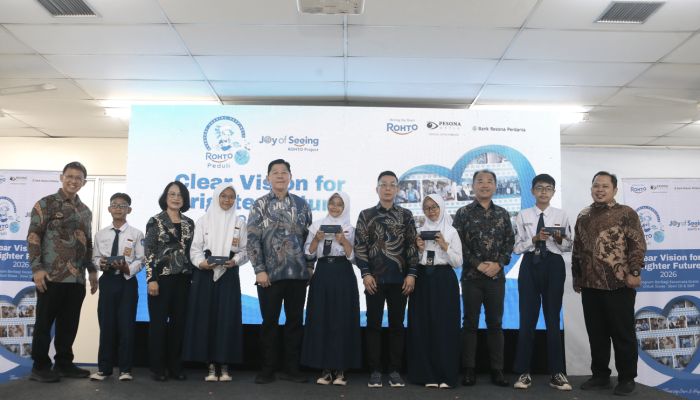 PT Rohto Laboratories Indonesia hadirkan kembali kegiatan ROHTO PEDULI – “Joy of Seeing – A Healthy Future for All” dengan membagikan 1.500 kacamata gratis bagi siswa SD dan SMP serta 500 kacamata gratis bagi para lansia & operator pabrik.