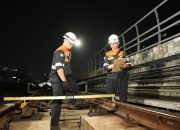 Di Balik Keselamatan dan Kelancaran Perjalanan, Petugas LRT Jabodebek Rutin Periksa dan Rawat Jalur
