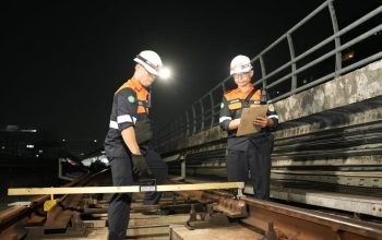 Di Balik Keselamatan dan Kelancaran Perjalanan, Petugas LRT Jabodebek Rutin Periksa dan Rawat Jalur