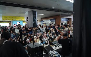 LRT Jabodebek Hadirkan Hiburan Musik Gratis di Stasiun, Perkaya Pengalaman Perjalanan Masyarakat LRT Jabodebek Hadirkan Hiburan Musik Gratis di Stasiun, Perkaya Pengalaman Perjalanan Masyarakat